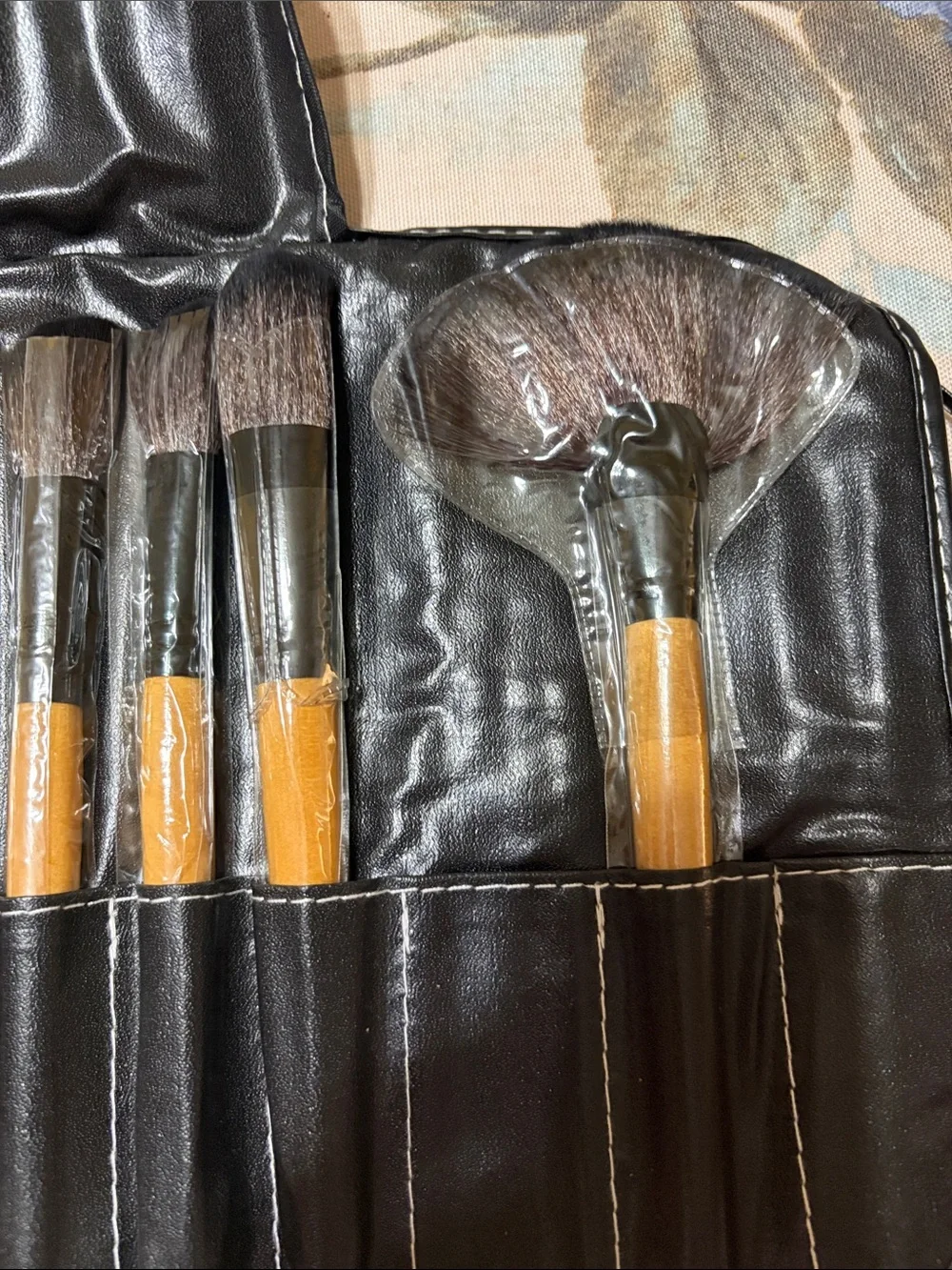 32 piece women’s makeup brush set with storage case